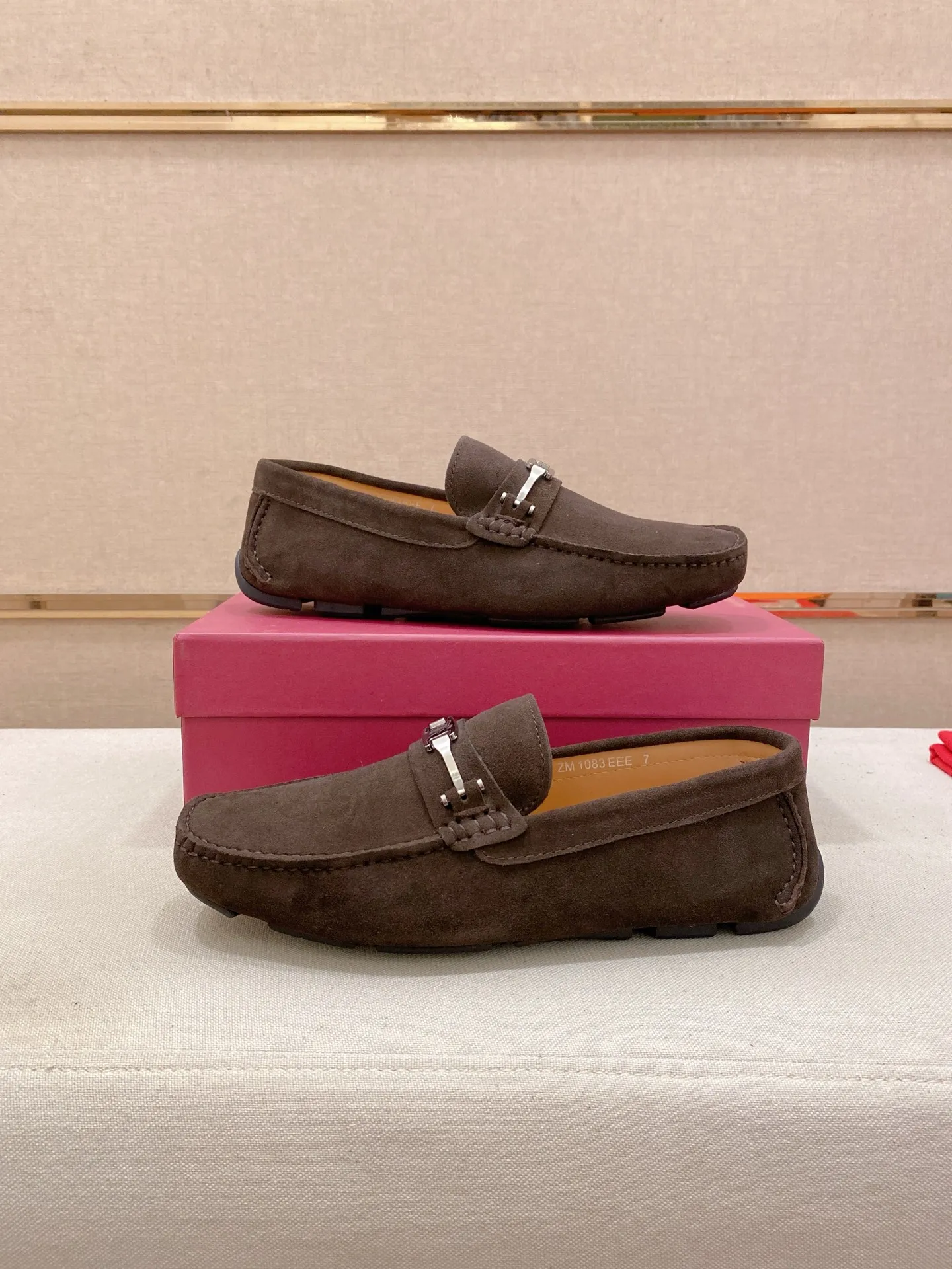 Factory price: 540💰High-end quality! Ferragamo🆕🆕Exclusive hot-selling products in stock🔥🔥New products on the shelves, high-quality Ferragamo men's pea shoes, high-end casual driving shoes, with complete packaging! 💪 💪 Material: imported suede cowhide 🐂 + imported high-quality water-dyed cowhide lining + wear-resistant outsole 👍🏻👍🏻 Features: high-end and comfortable, purely handmade 🚀 🚀 Create the perfect shoe that suits you best 🔥 🔥 Size: (38-44) 45 standard size can be customized!